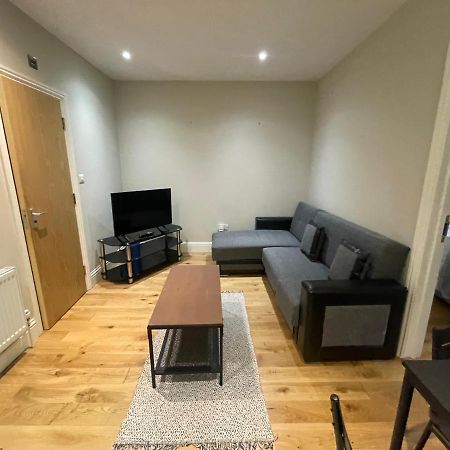 Lovely 1 Bedroom Apartment With On Street Parking Londra Exterior foto