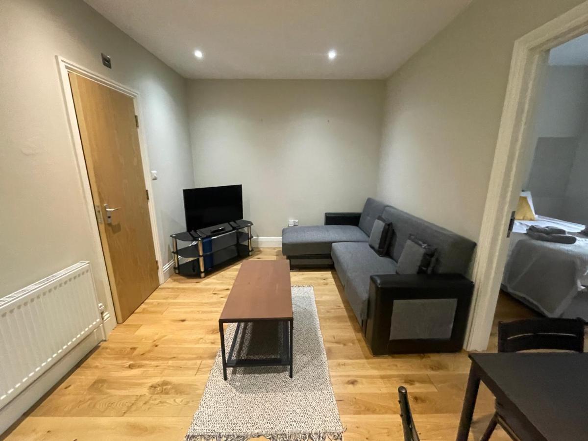 Lovely 1 Bedroom Apartment With On Street Parking Londra Exterior foto